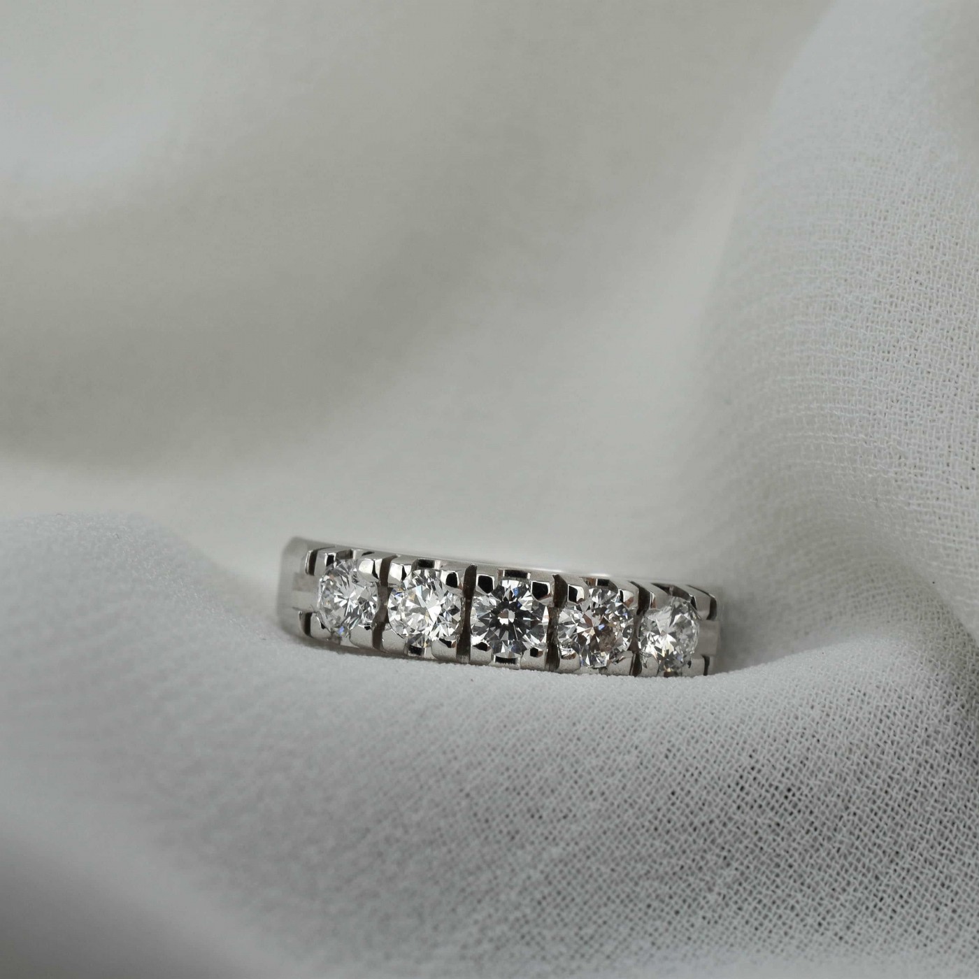 Fedina con cinque brillanti da 0,62 ct