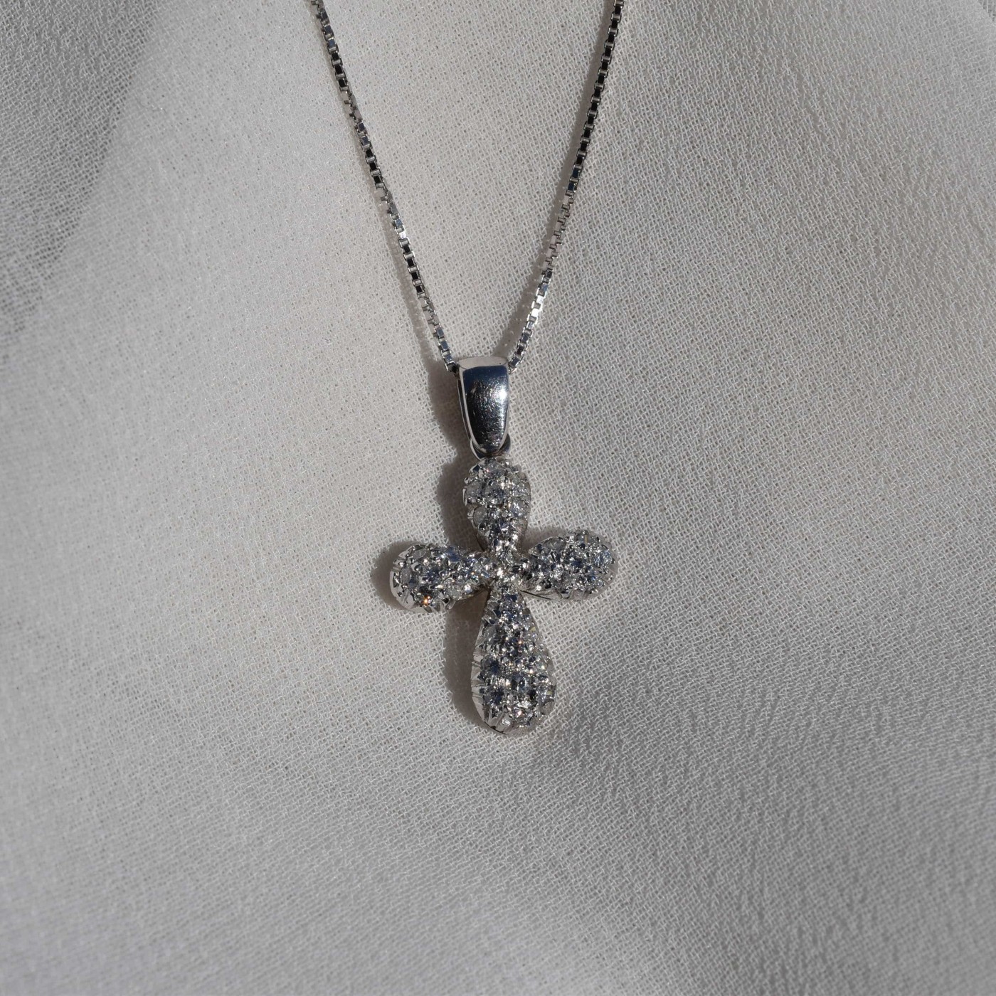 Ciondolo a croce pavè di brillanti
