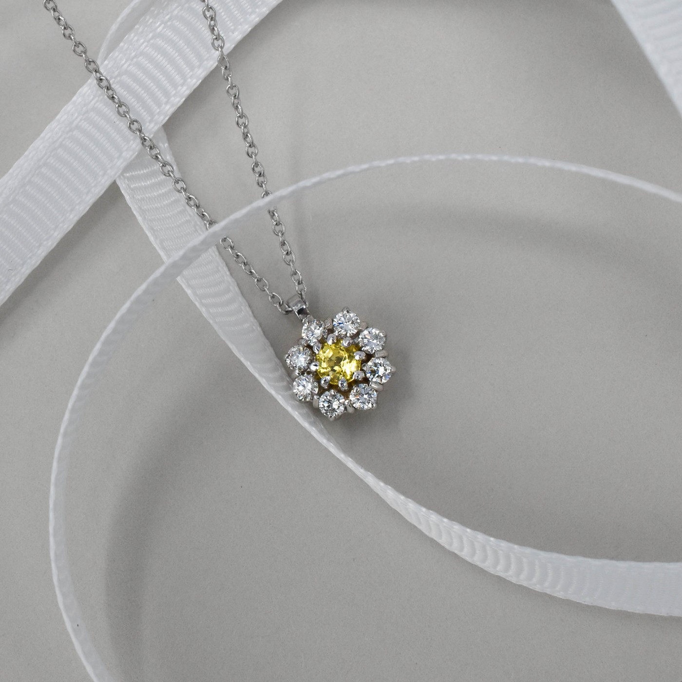 Ciondolo fiore diamante giallo 0,29 ct