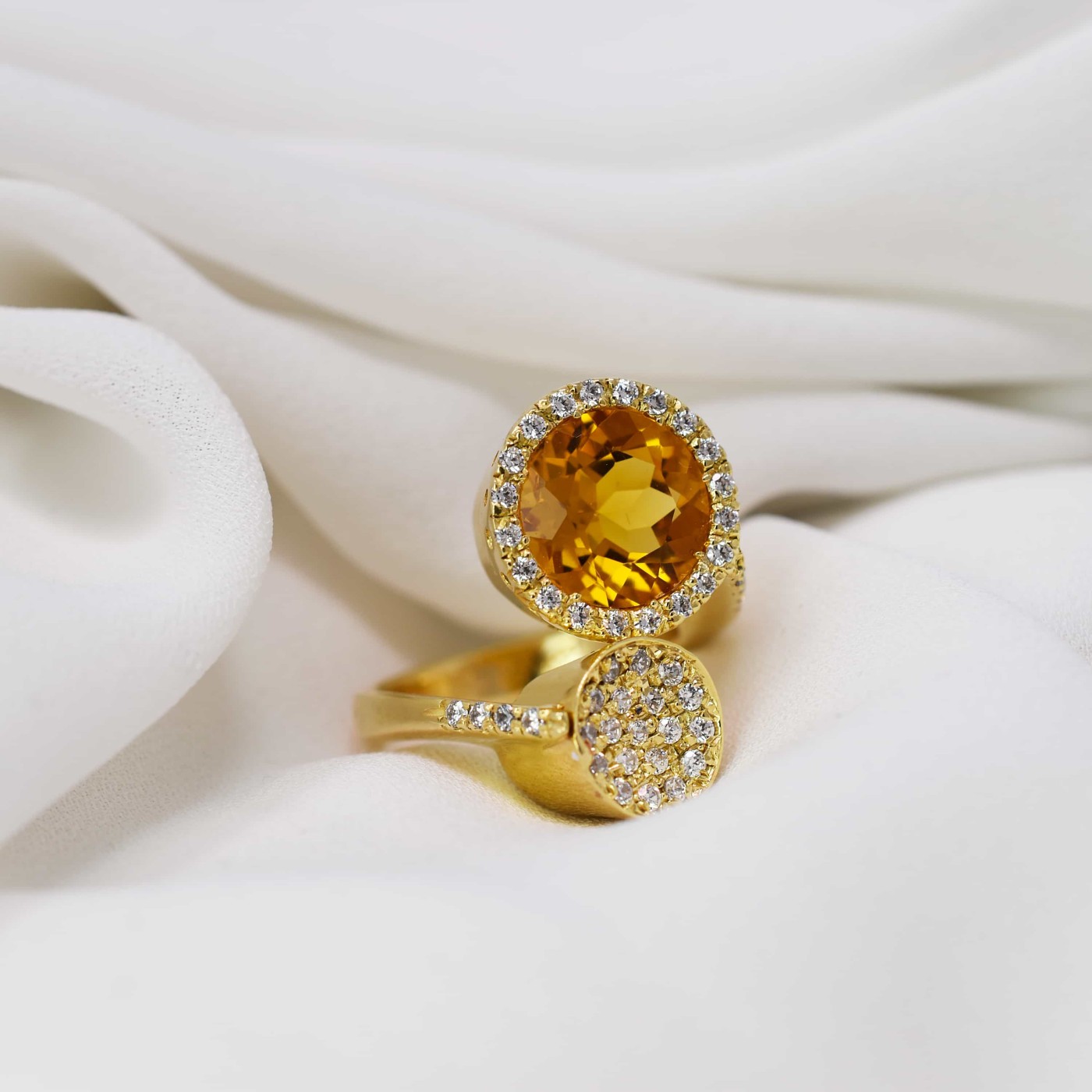 Anello quarzo giallo e pavè di zirconi