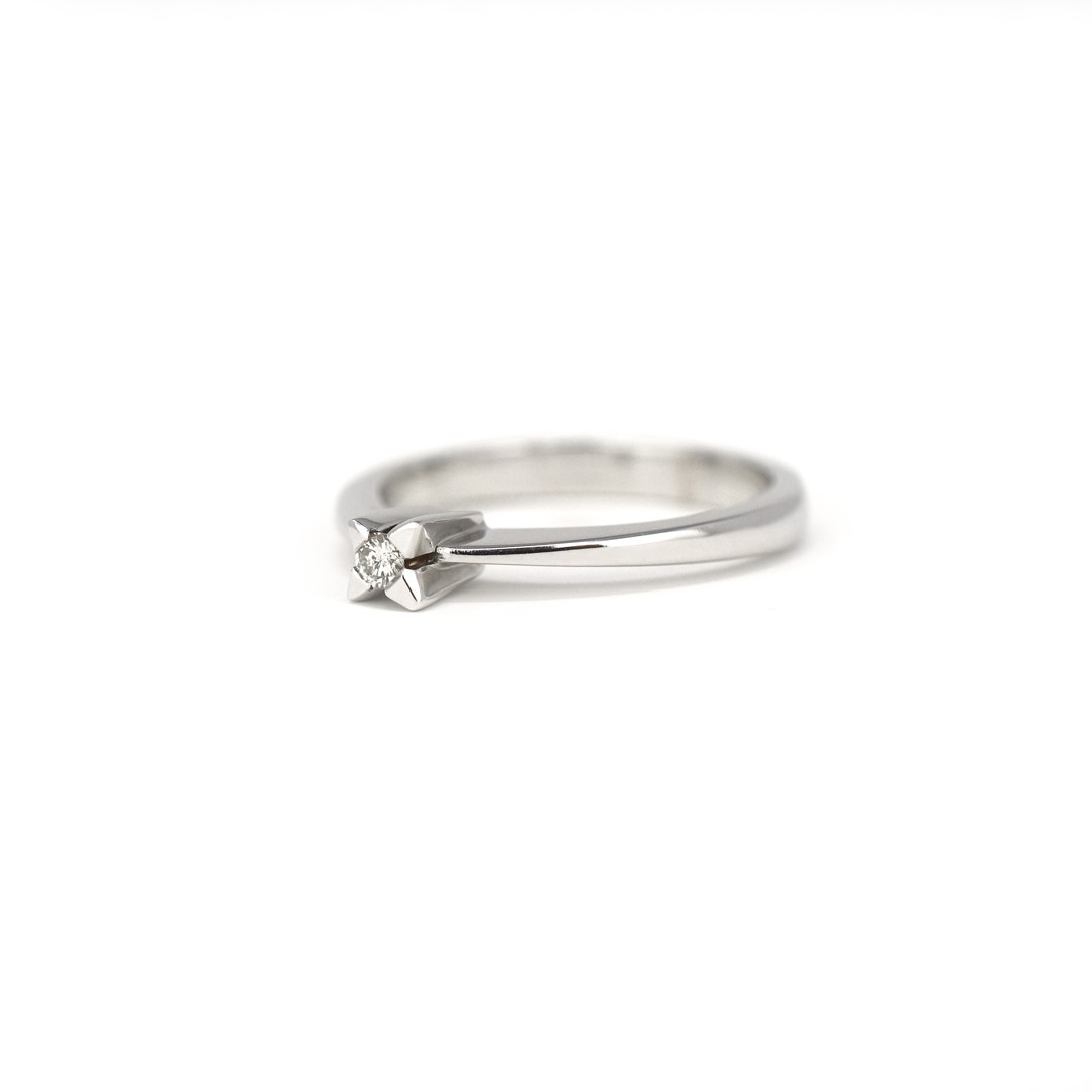 Anello brillante solitario 0,05 ct con castone a stella