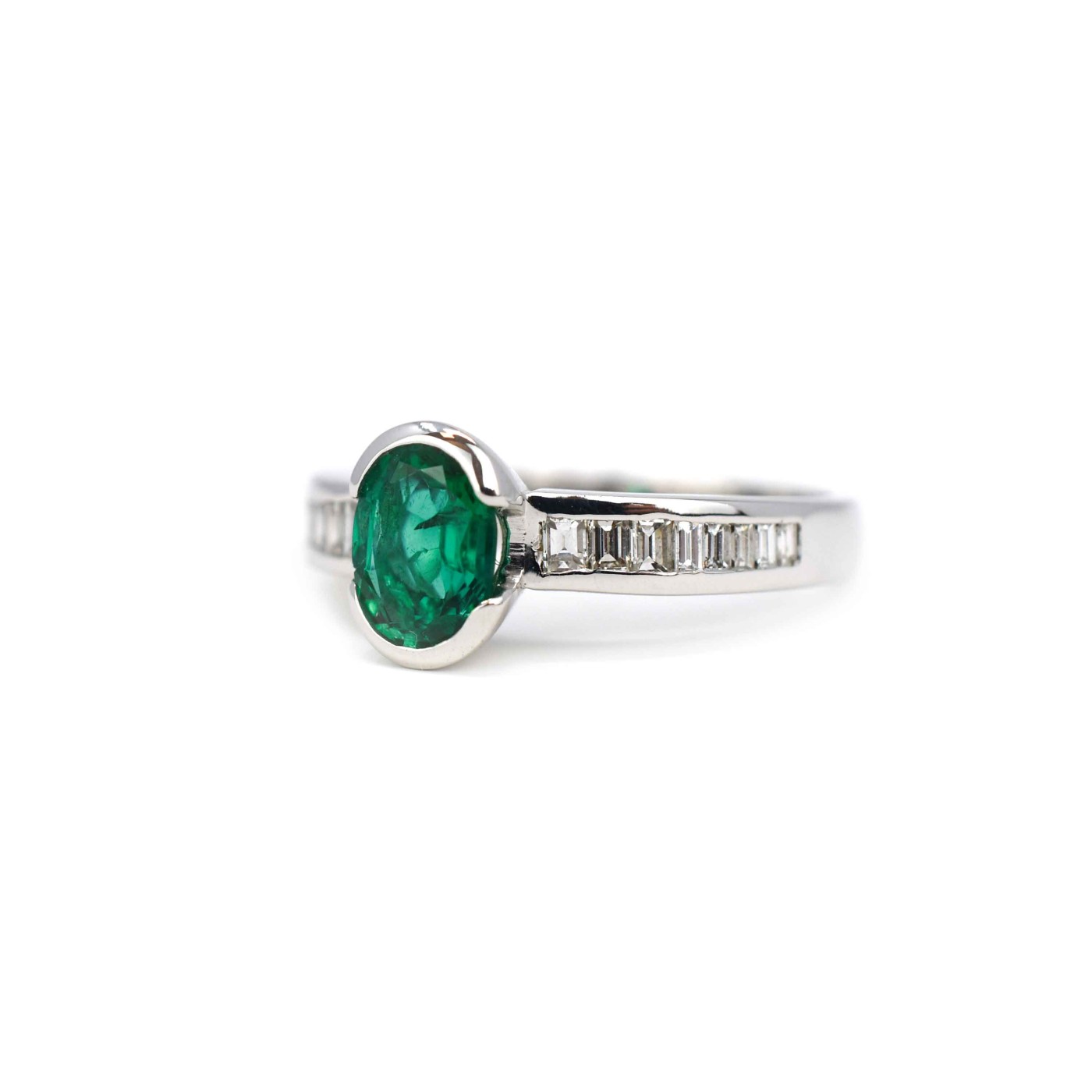 Anello con smeraldo a taglio ovale e brillanti a taglio baguette