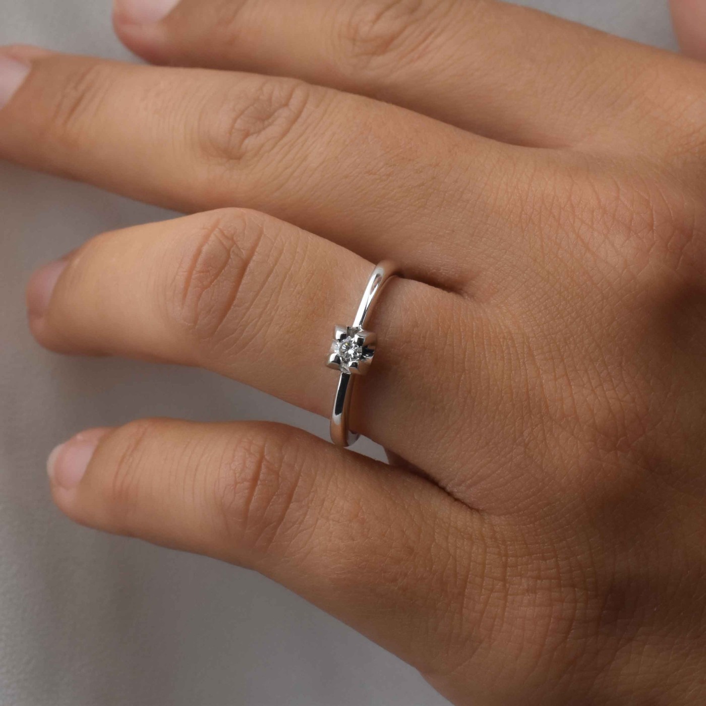 Anello solitario brillante da 0,08 ct