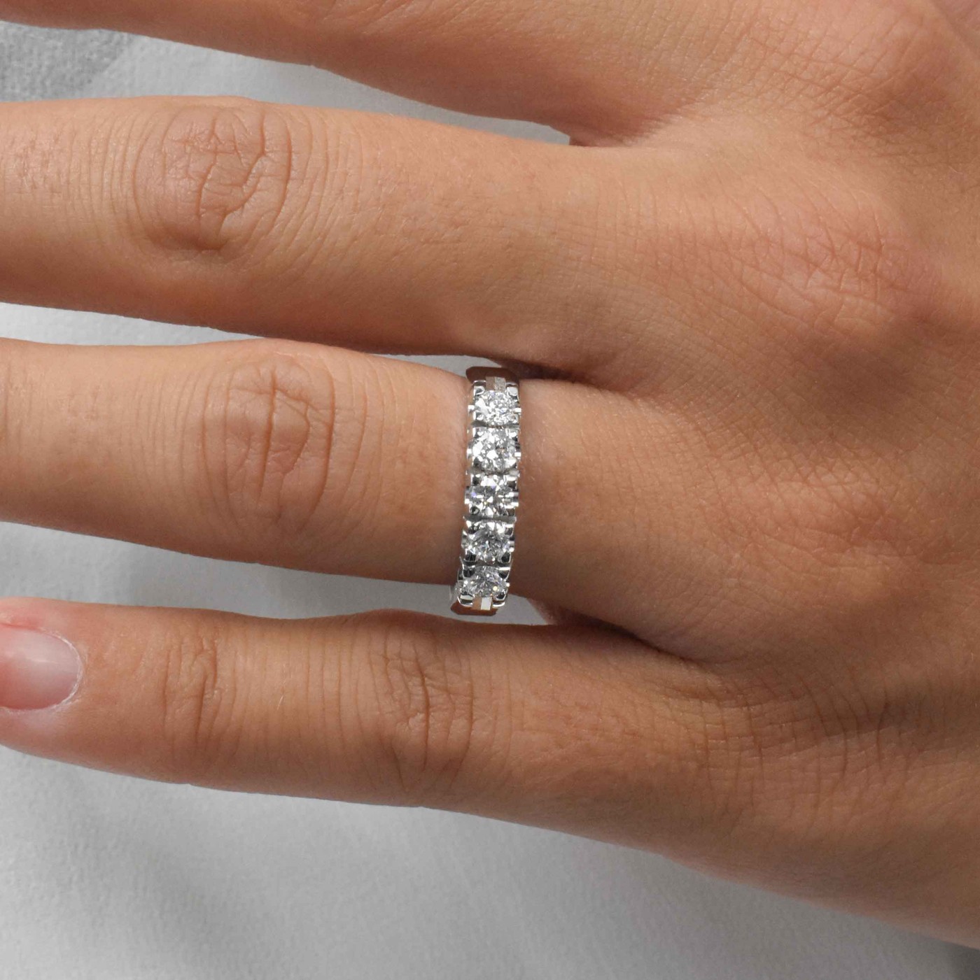 Fedina con cinque brillanti da 0,62 ct