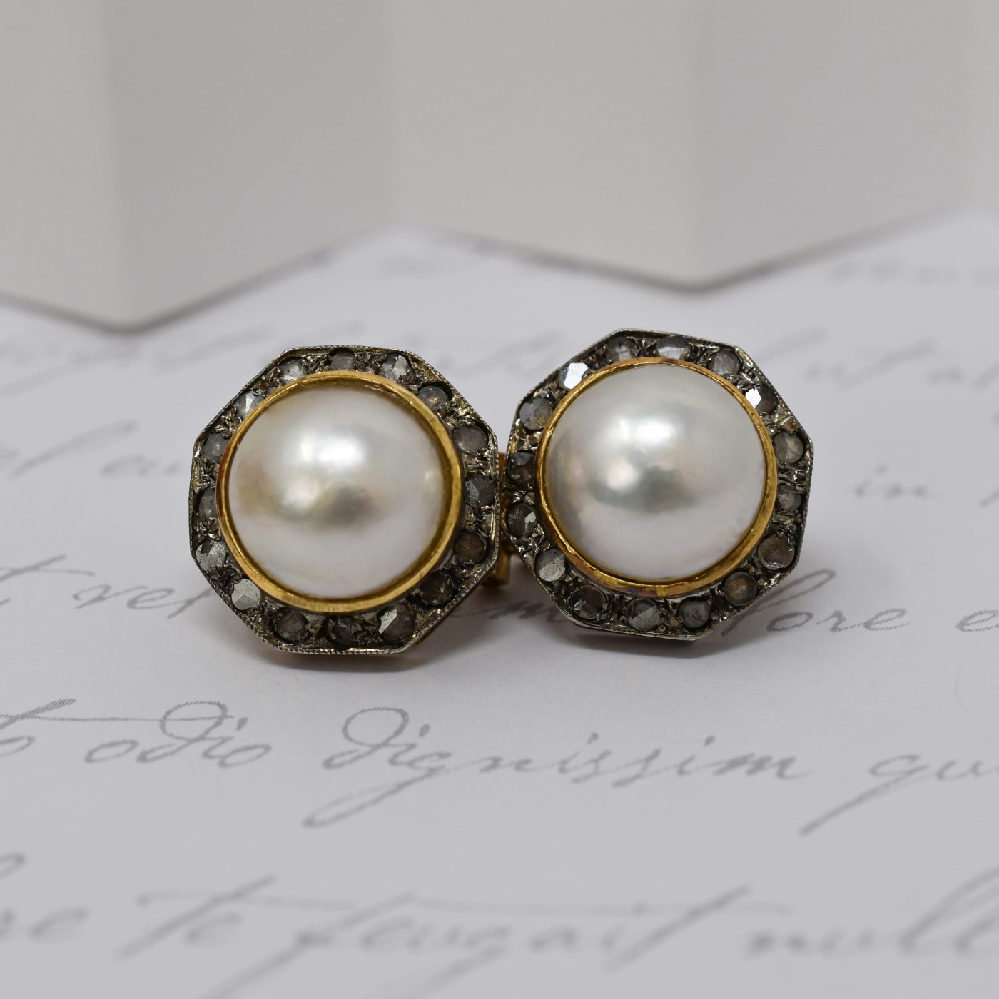 Orecchini con perle Mabet e rose di diamante