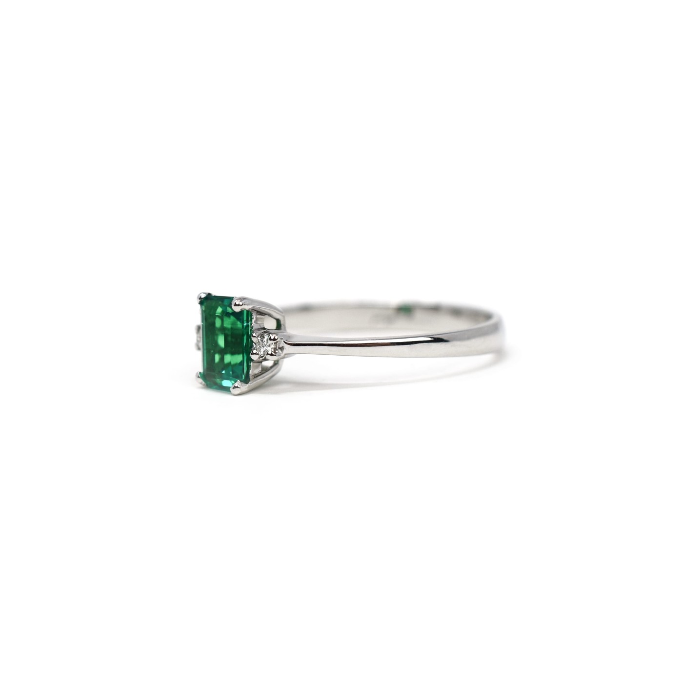 Anello con smeraldite baguette e brillanti