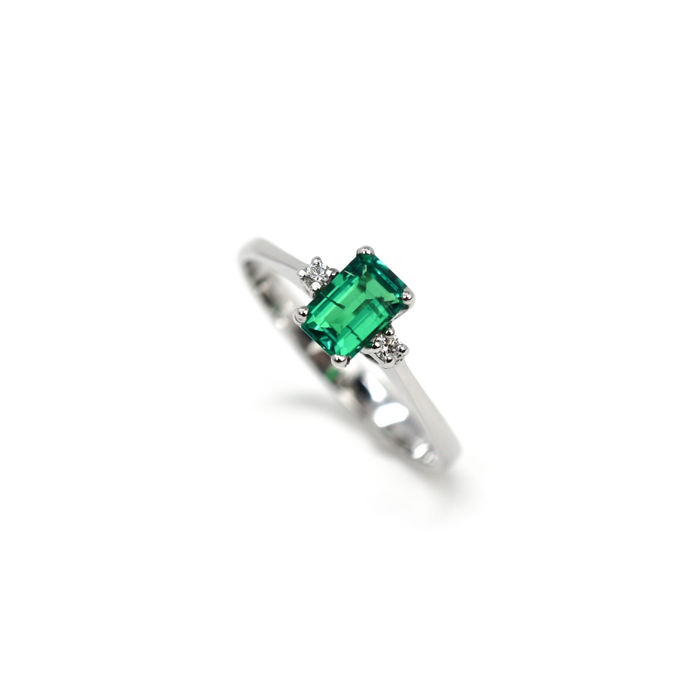 Anello con smeraldite baguette e brillanti