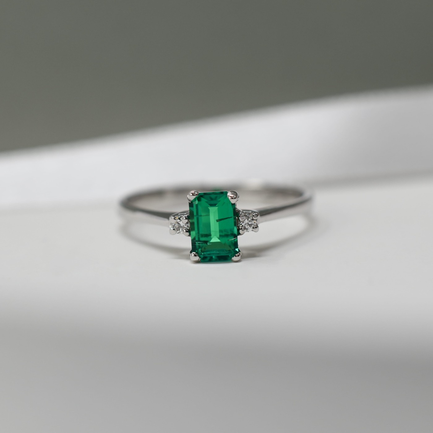 Anello con smeraldite baguette e brillanti