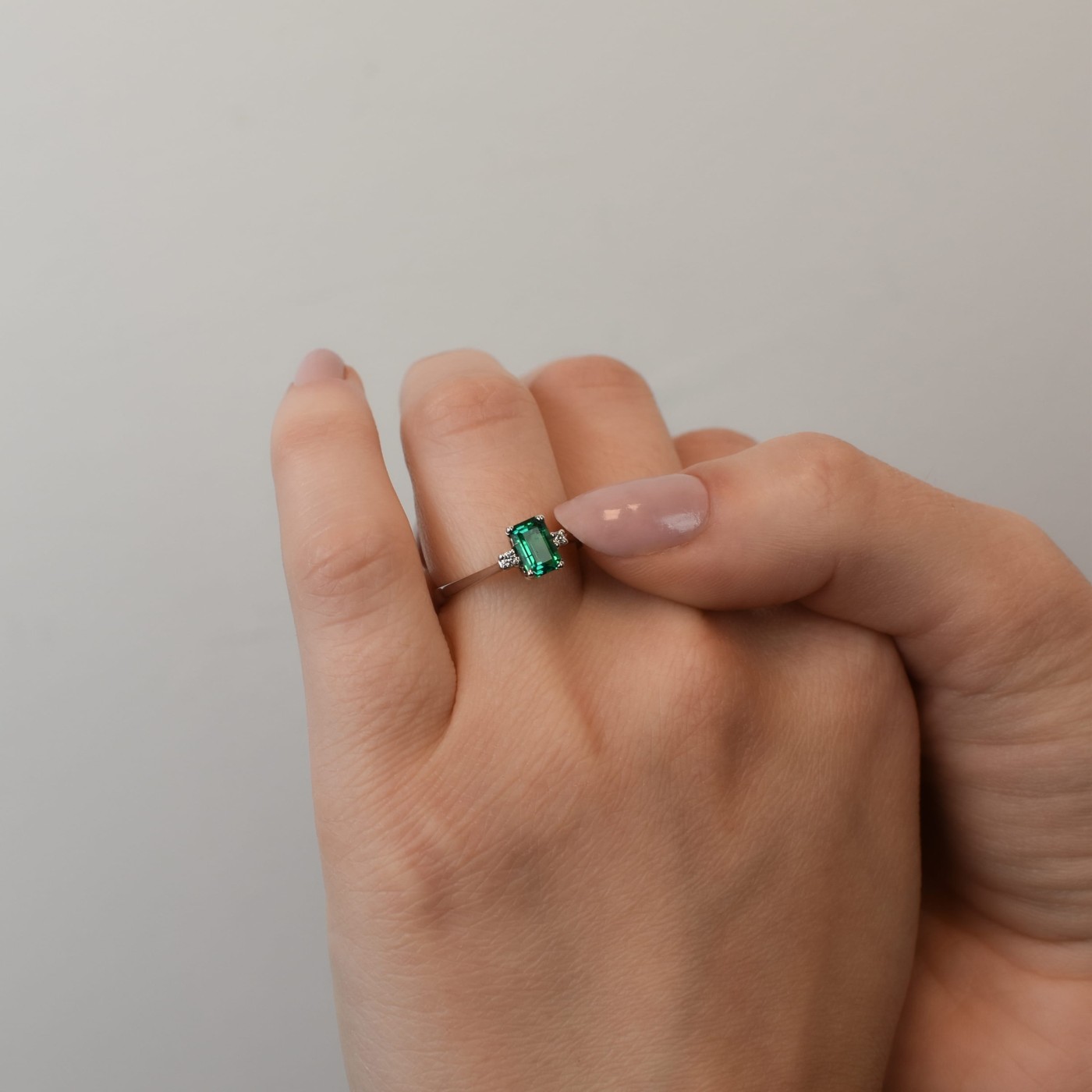 Anello con smeraldite baguette e brillanti