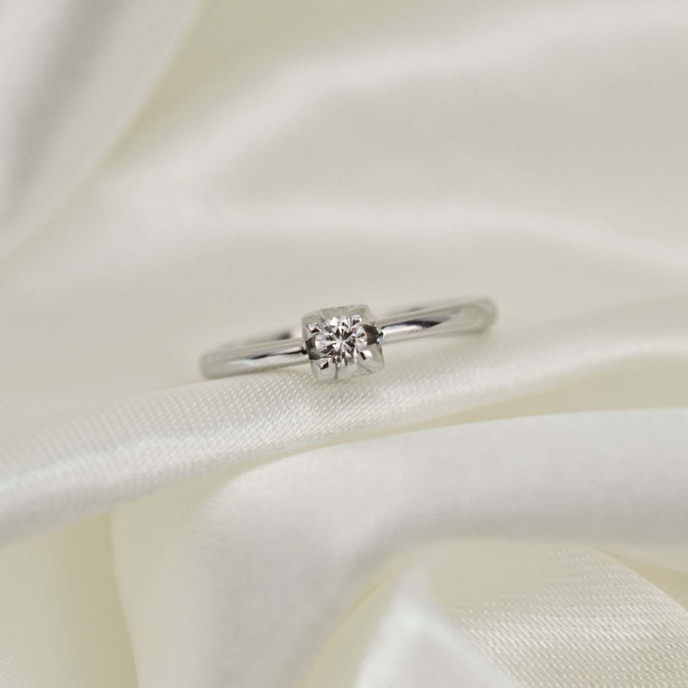 Anello con brillante