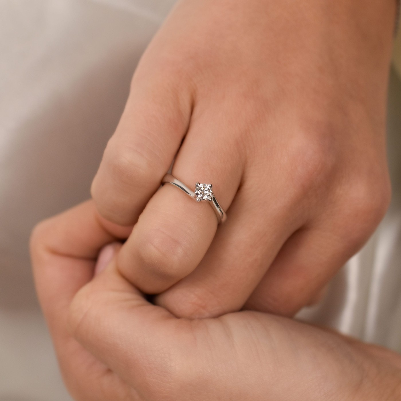 Anello con brillante da 0,26 ct