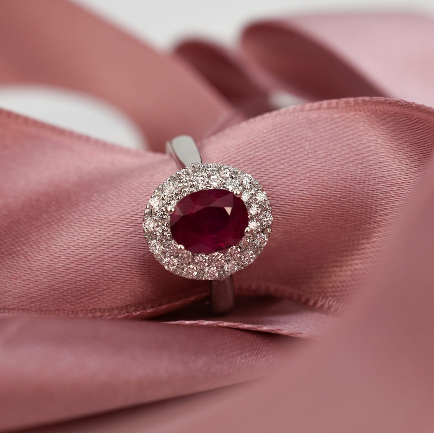 Anello con rubino 1,58 carati e brillanti