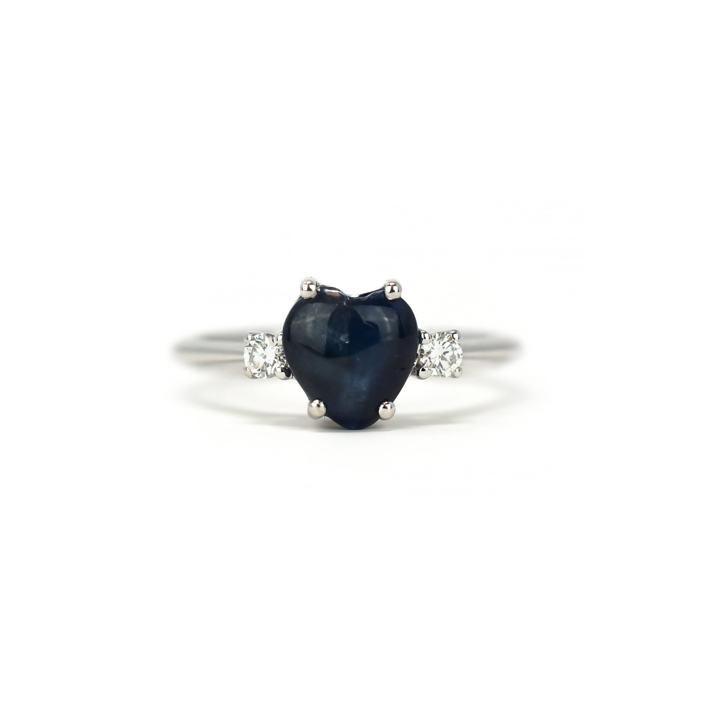 Anello con zaffiro blu e brillanti