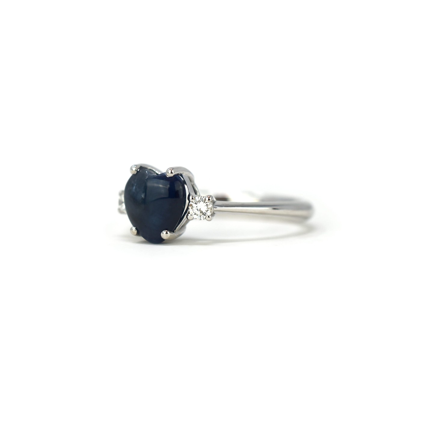 Anello con zaffiro blu e brillanti