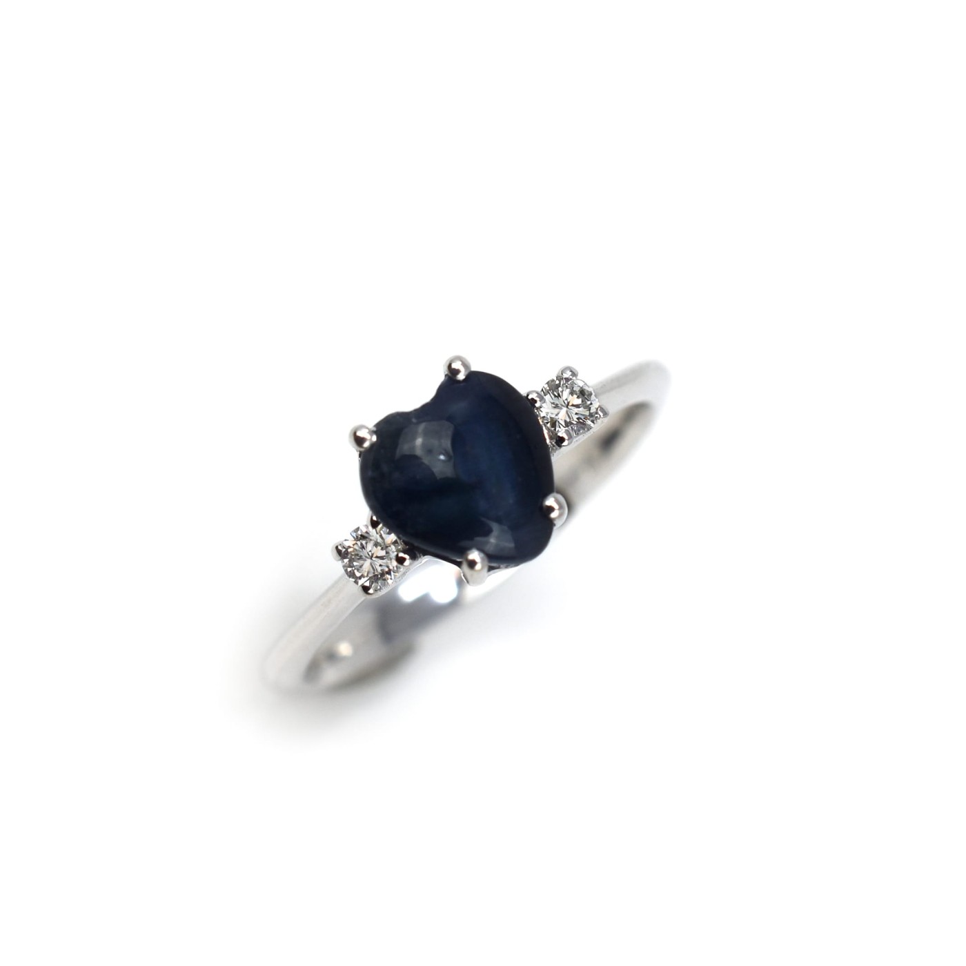 Anello con zaffiro blu e brillanti