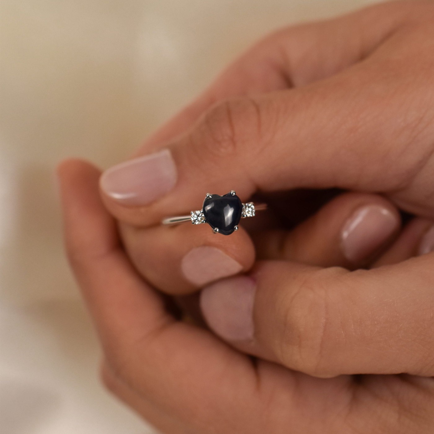 Anello con zaffiro blu e brillanti