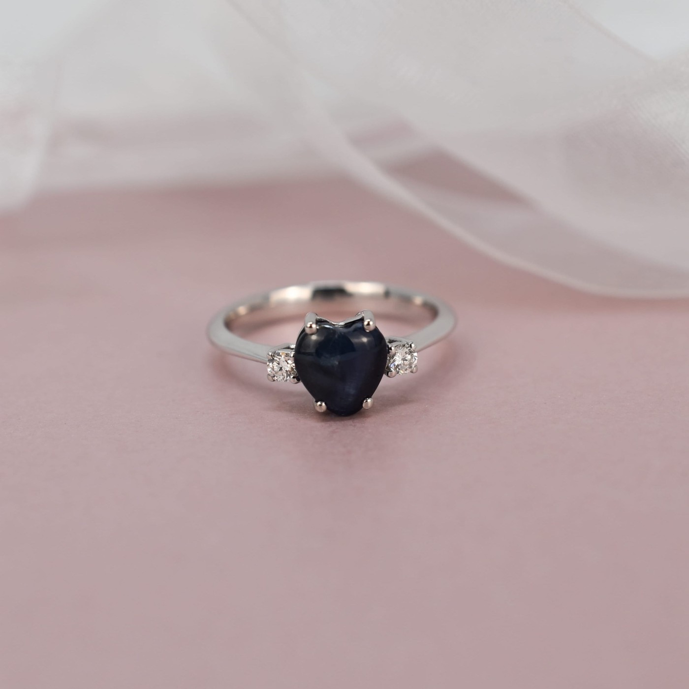 Anello con zaffiro blu e brillanti