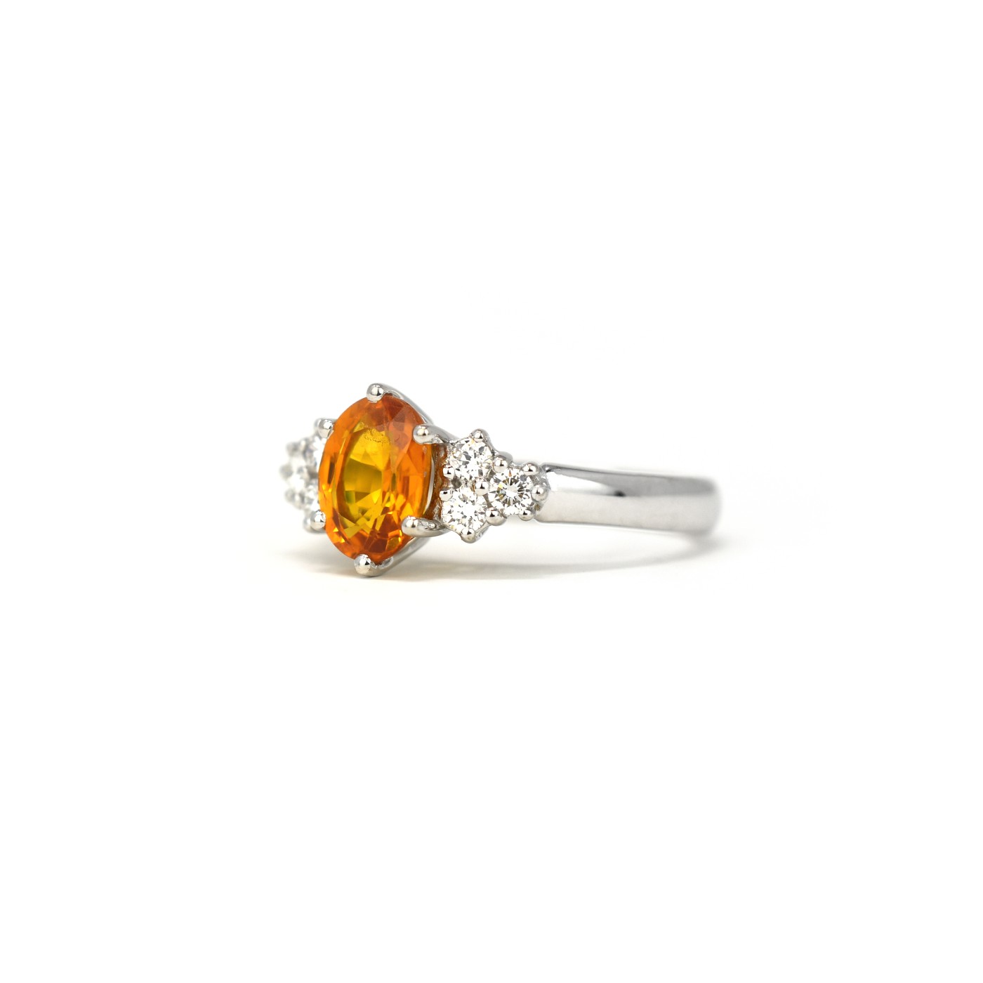 Anello con zaffiro giallo e brillanti