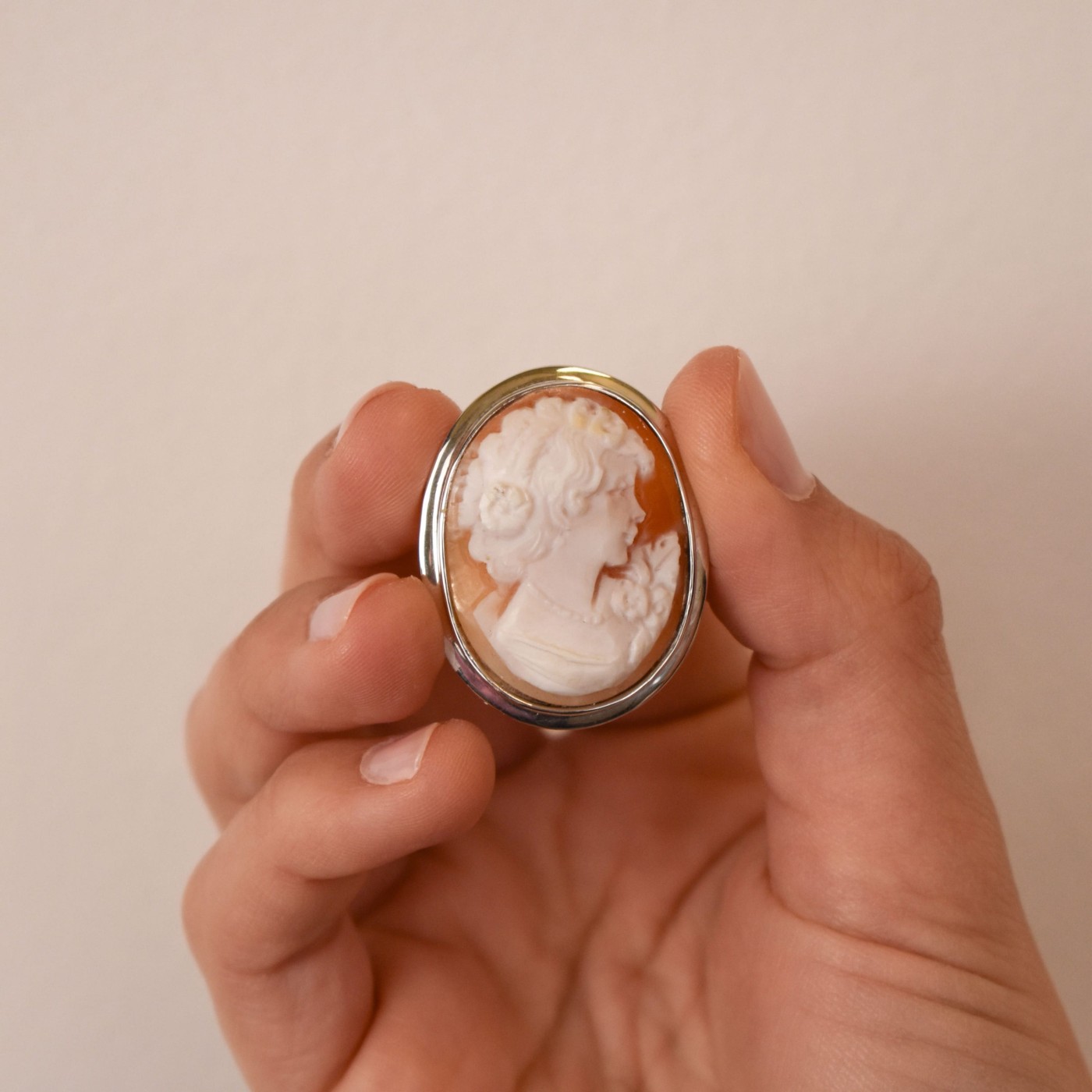 Cameo spilla e pendente in oro bianco