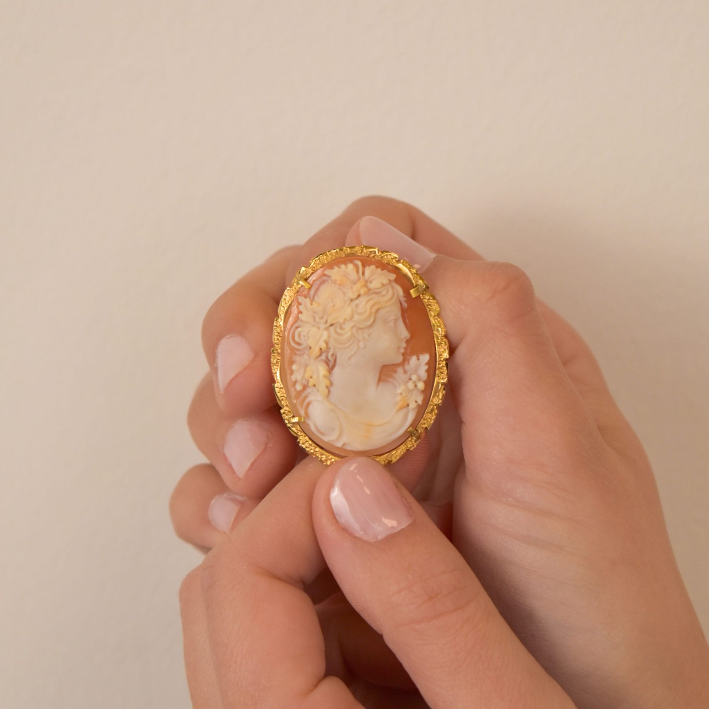 Cameo spilla e pendente in oro giallo