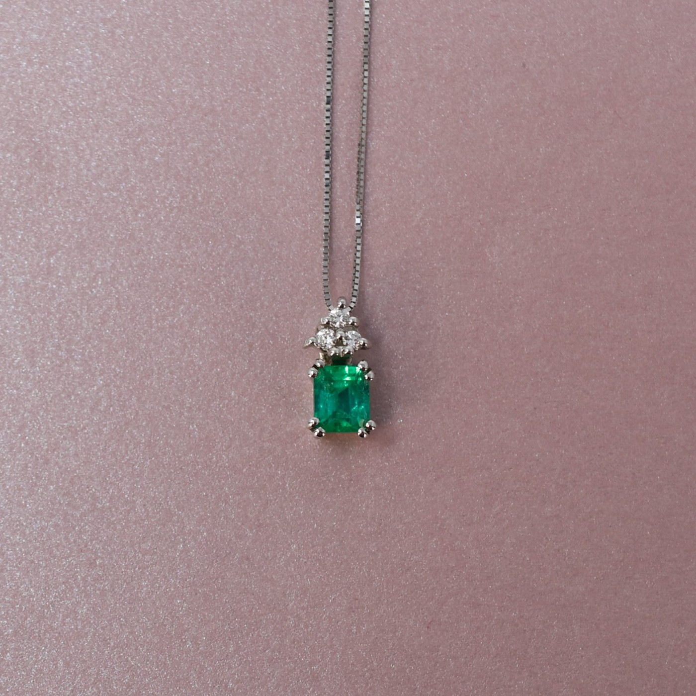 Girocollo con pendente smeraldo e brillanti