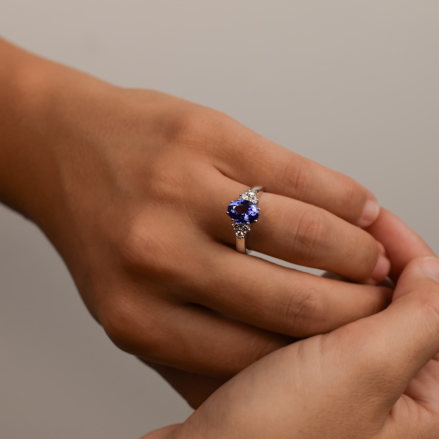 Anello con tanzanite e brillanti
