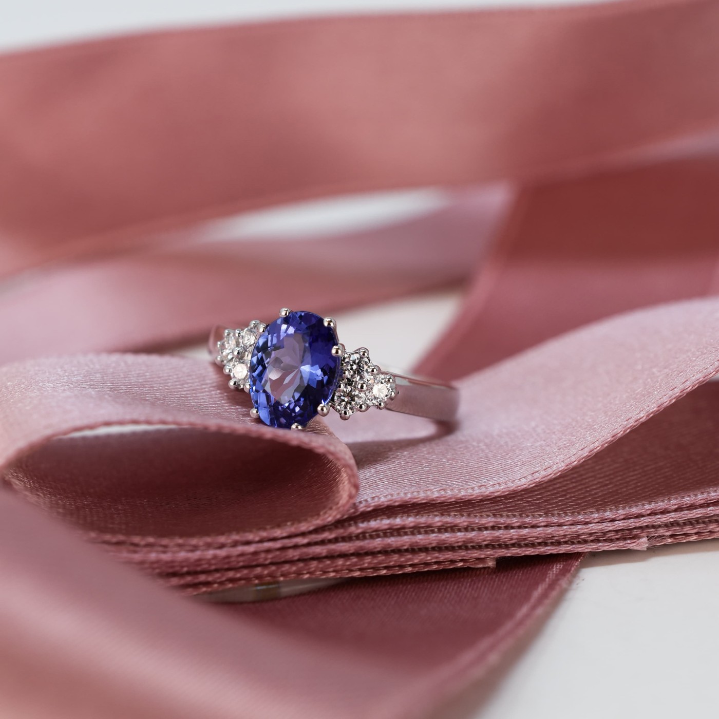 Anello con tanzanite e brillanti