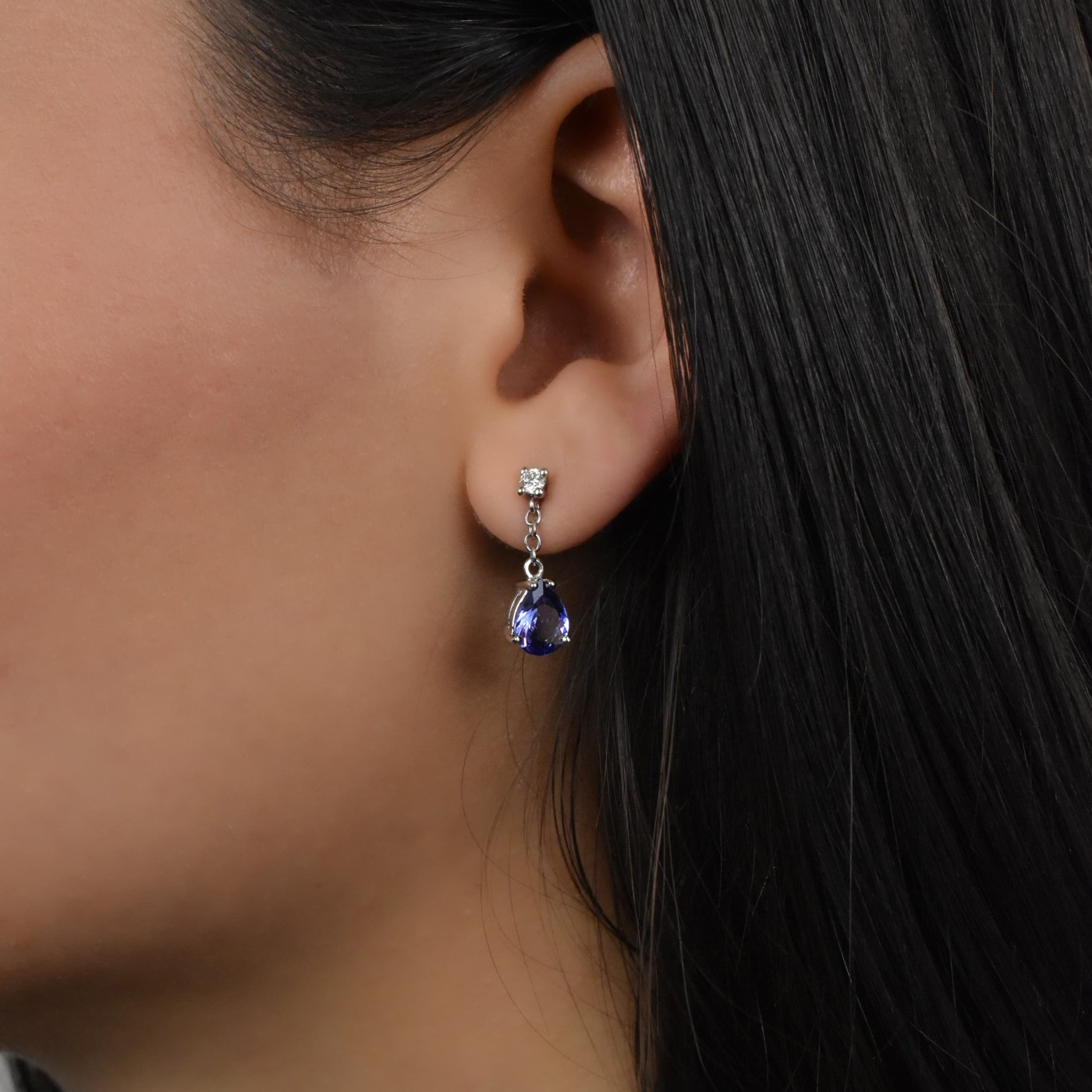 Orecchini con tanzanite a goccia e brillanti da 0,18 ct.