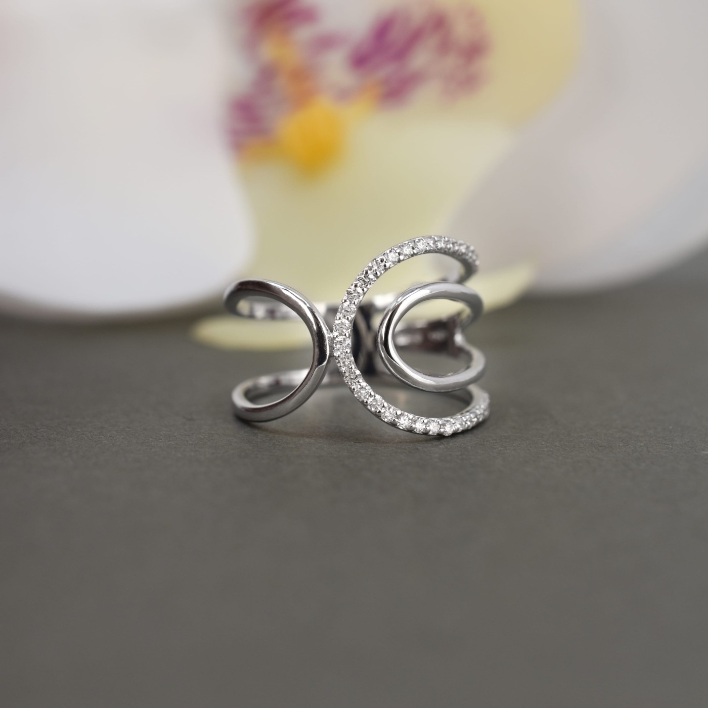 Anello oro bianco fantasia linee curve e diamanti taglio brillante