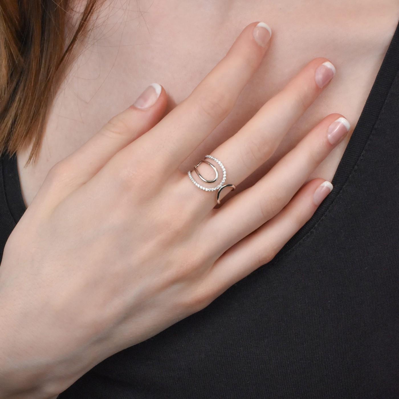 Anello oro bianco fantasia linee curve e diamanti taglio brillante