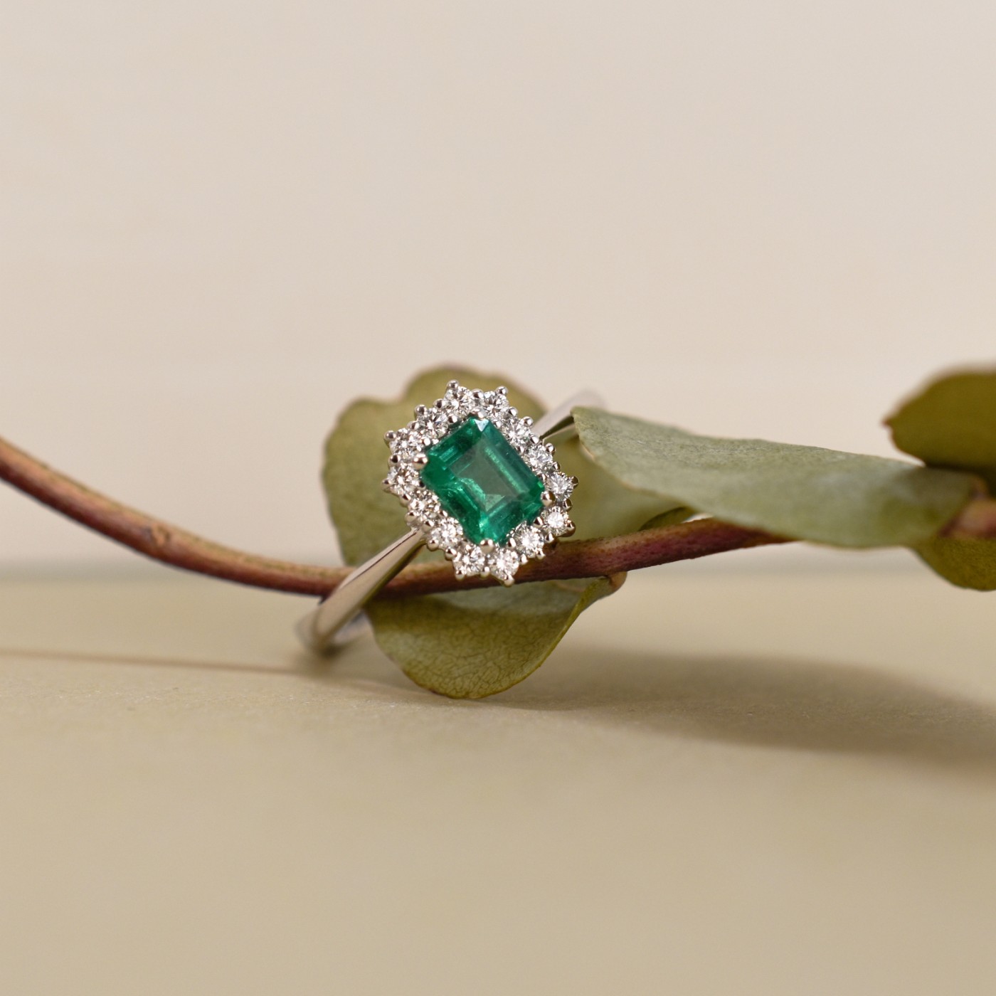 Anello in oro bianco con smeraldo 0,57 ct e diamanti taglio brillante