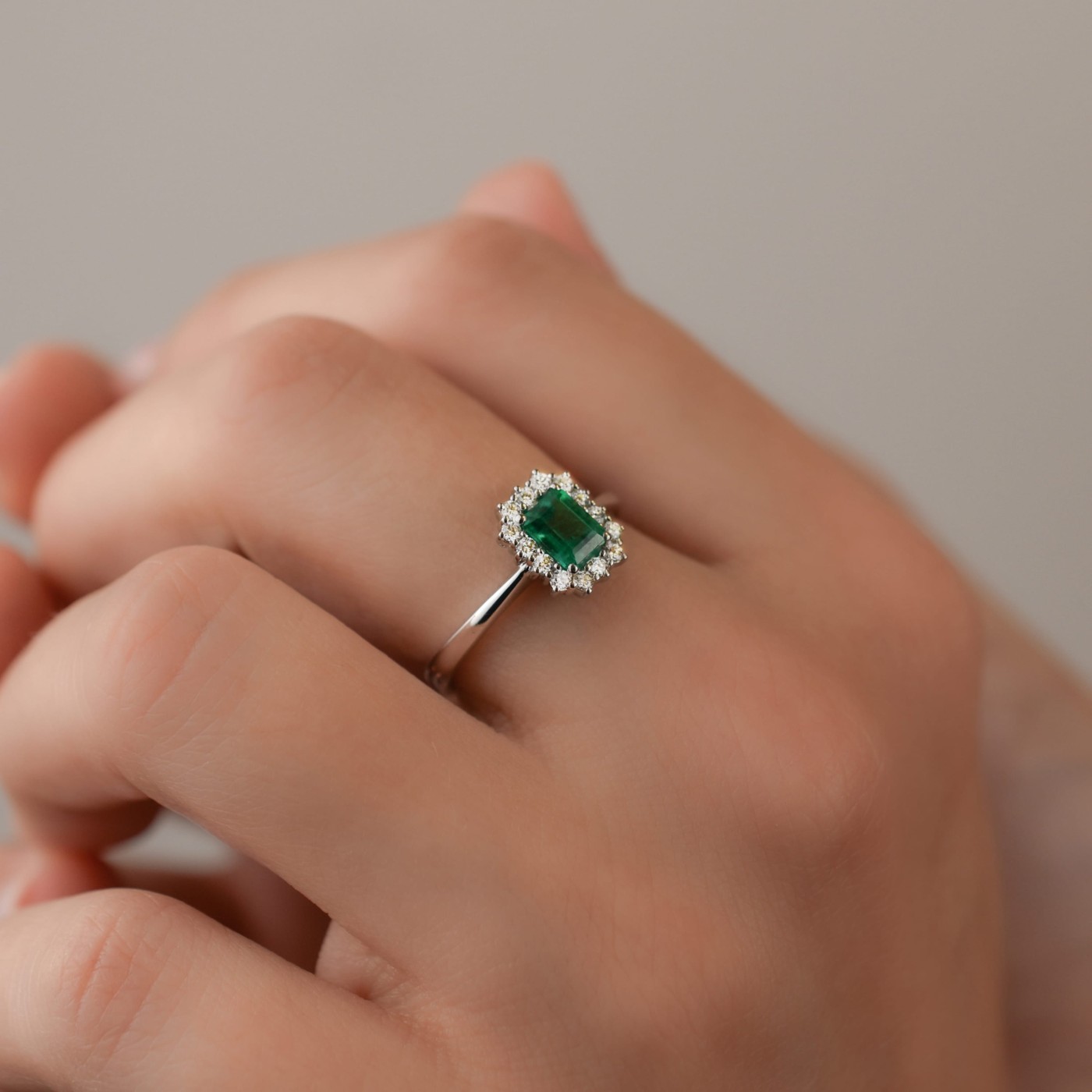 Anello in oro bianco con smeraldo 0,57 ct e diamanti taglio brillante