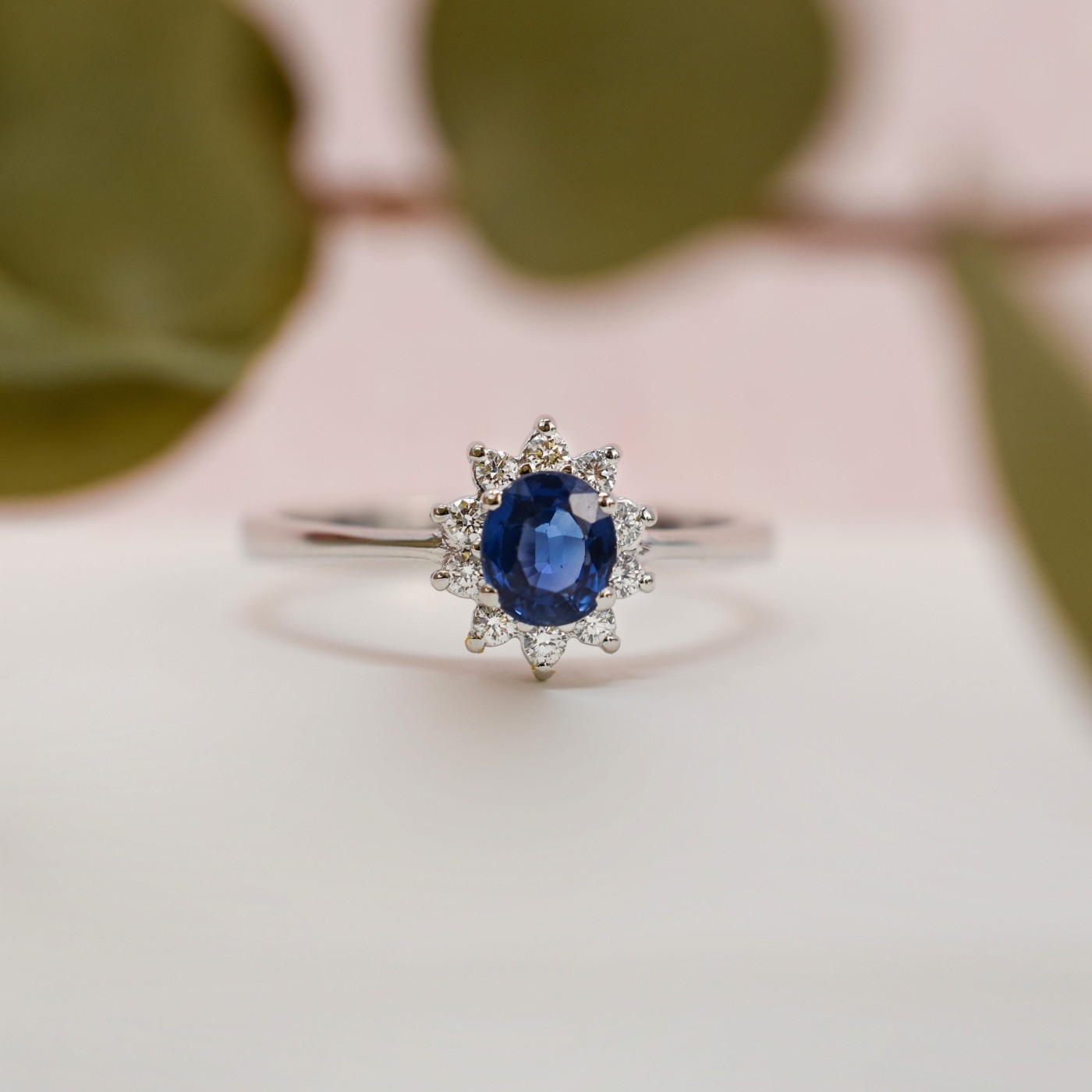 Anello in oro bianco, zaffiro ovale e brillanti