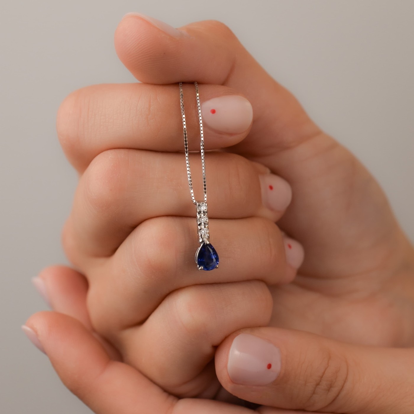 Girocollo con Zaffiro a goccia e brillanti 0,08 ct.