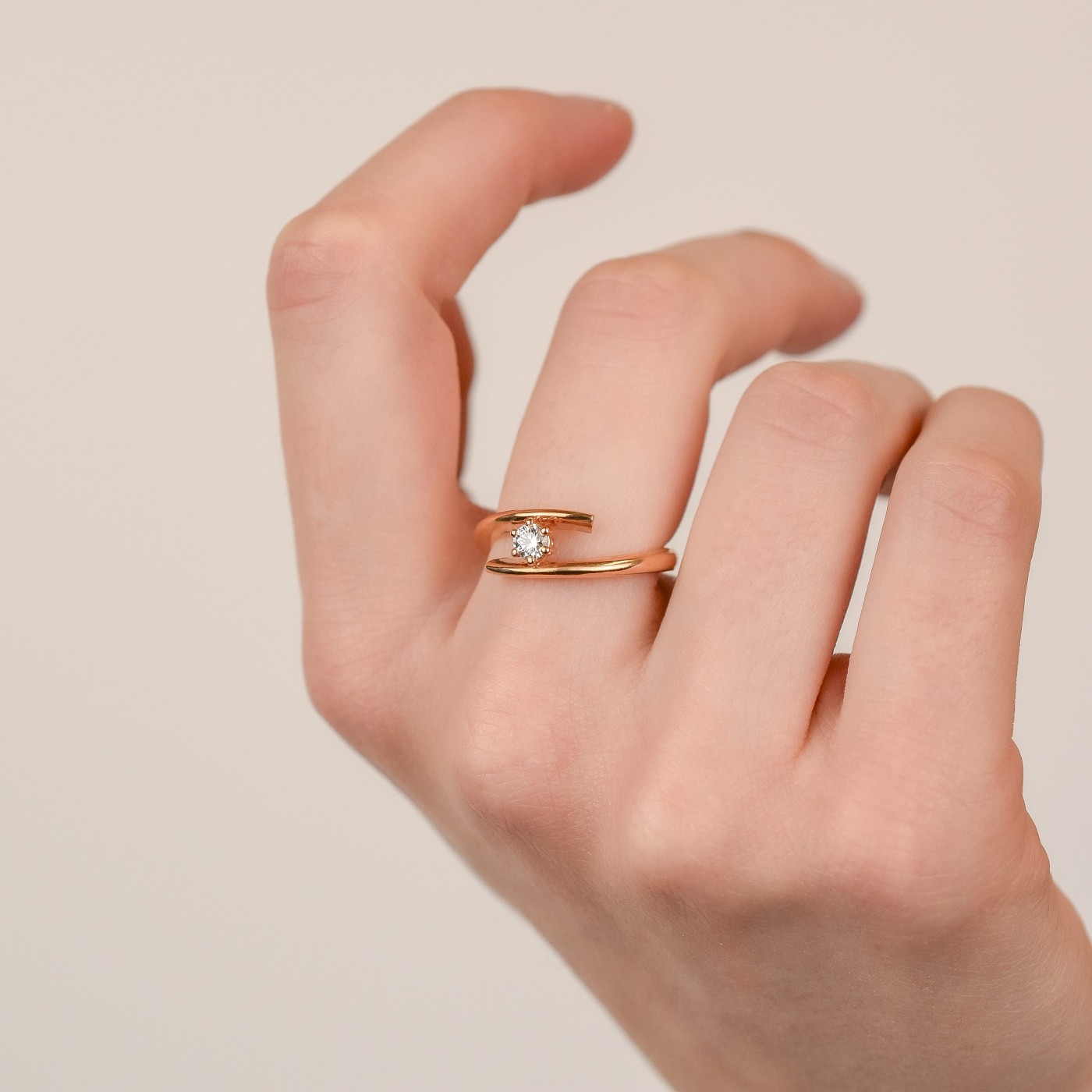 Anello in oro rosso con diamante taglio brillante